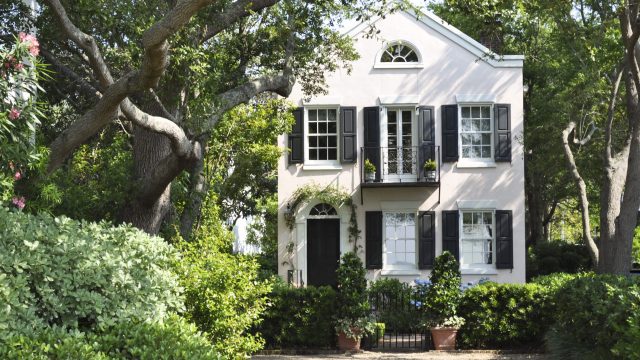New Survey Reveals Top Yard Features Neighbors Dislike