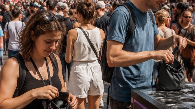 Edinburgh Festival Embraces Phone-Free Experiences for Enhanced Engagement